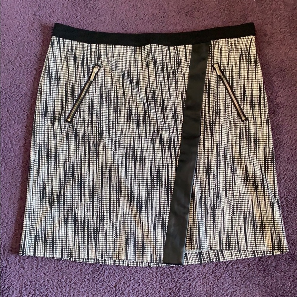 RAFAELLA BLACK AND WHITE MINI SKIRT